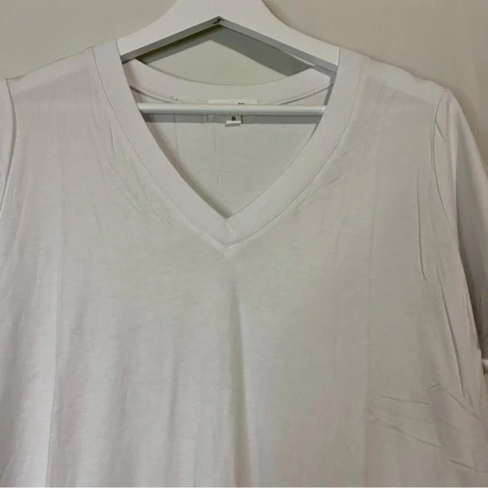 Amaryllis Women’s Short Sleeve V Neck Tee Shirt White NWOT - Picture 2 of 8